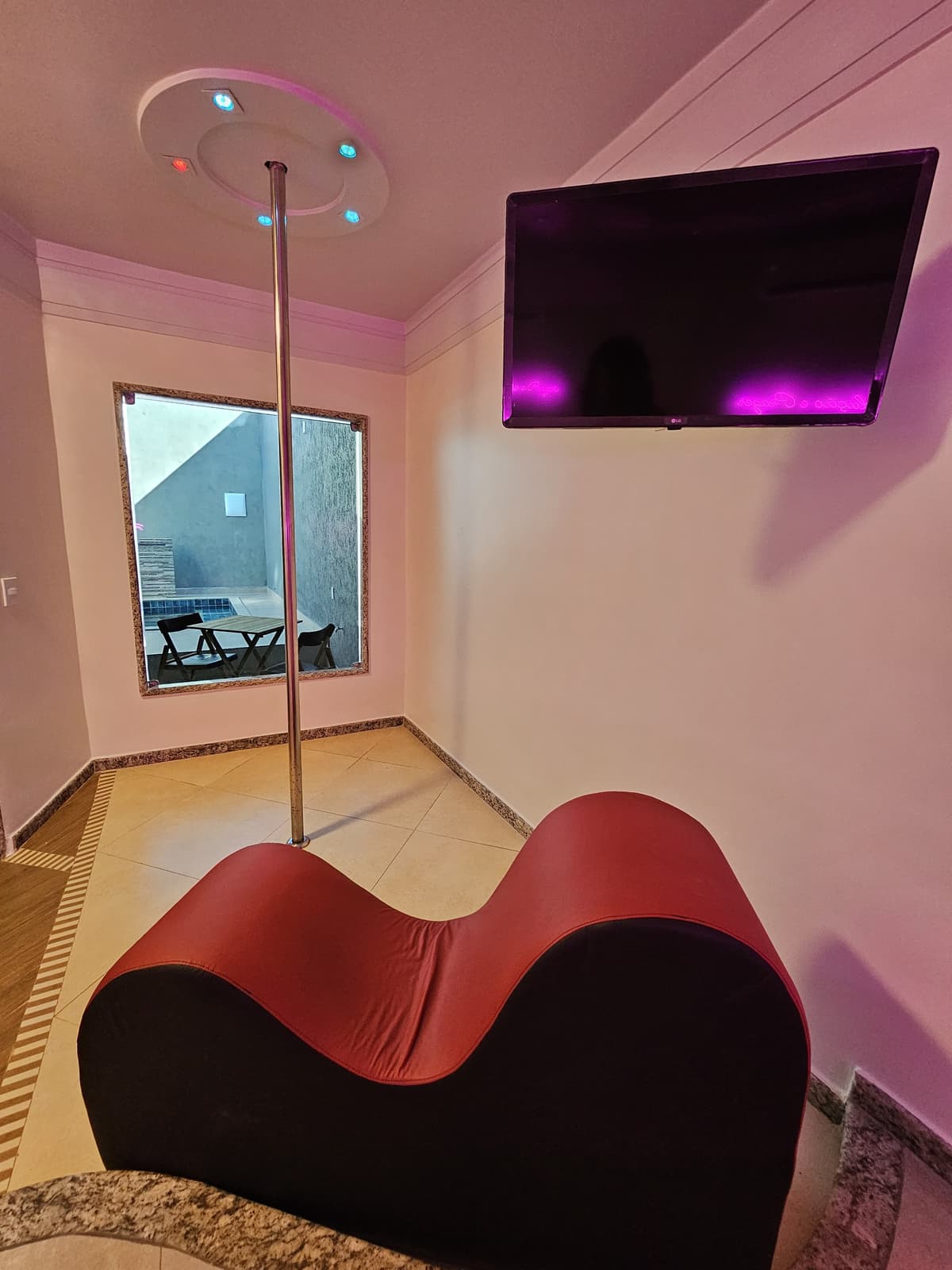 Piscina e sala da suíte Júpiter