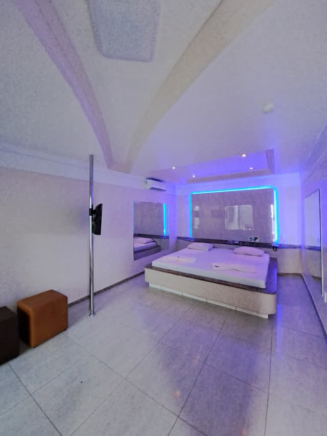 Quarto de motel espaçoso